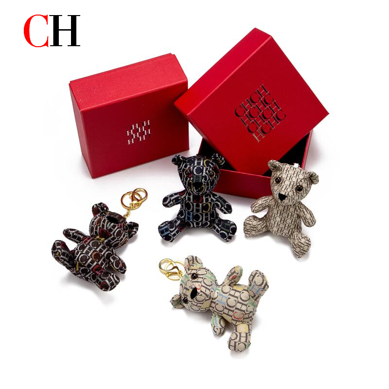 Monogram Keychain Leather - CHベアぬいぐるみキーホルダー、モノグラムプリントドールペンダント、バッグチャーム、女性用ファッションアクセサリー、キーリングデコレーション