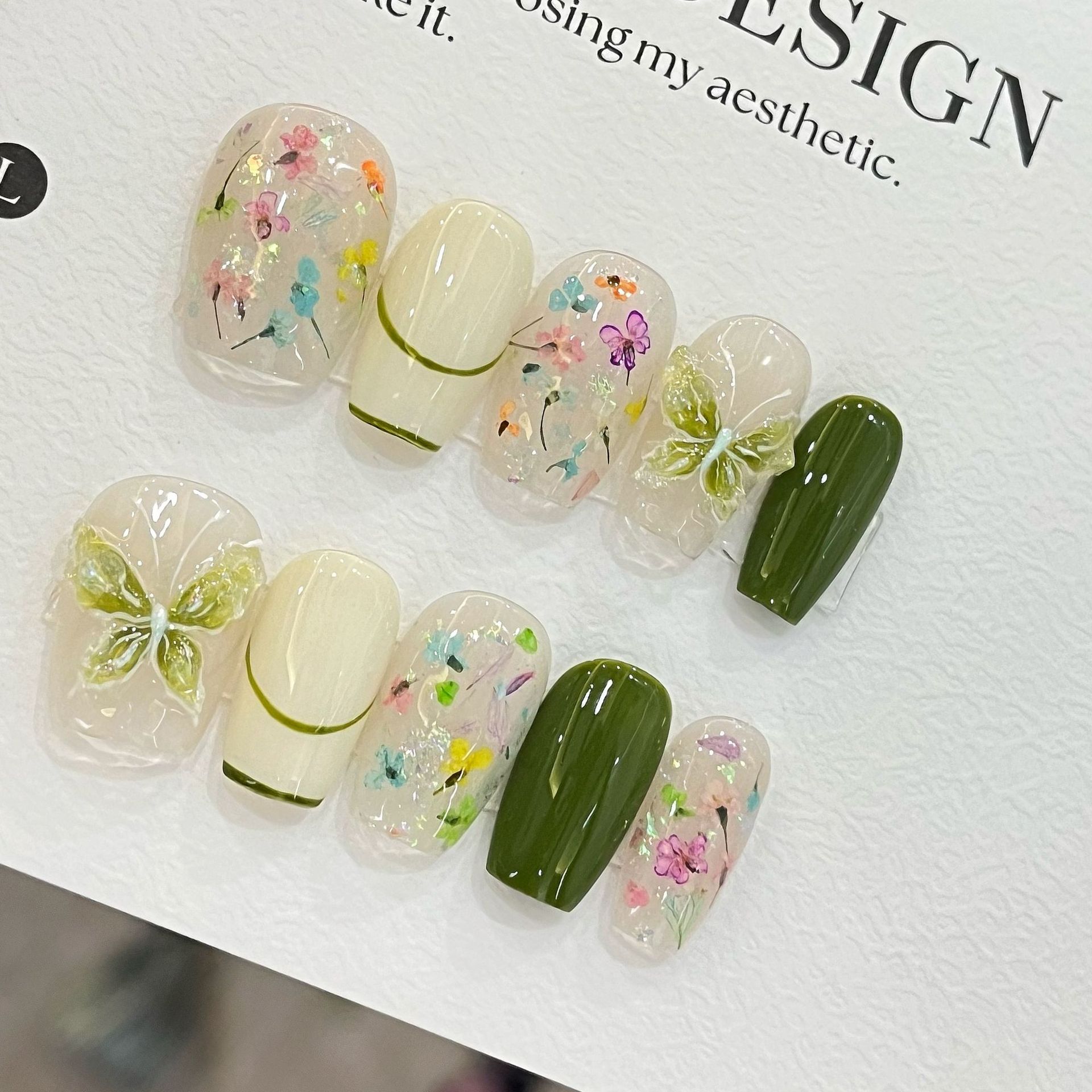 Pressed Flower Art - 10 個蝶の花フェイクネイルミディアムコフィン付け爪パールグラデーションプレスオンネイルフレンチネイルアートスイートクールネイルチップ