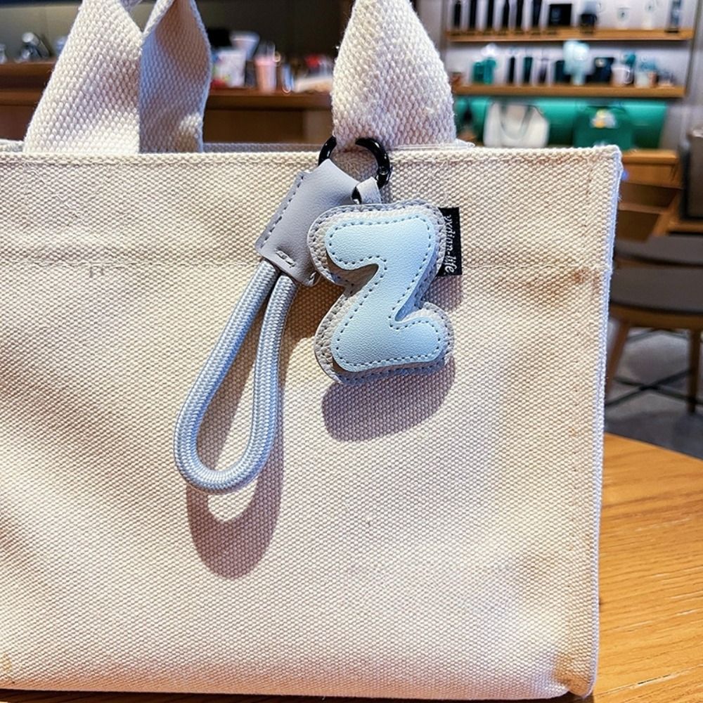 Monogram Keychain Leather - 甘い 26 文字キーホルダー Pu レザー車のキーリングアルファベットキーホルダー装飾品バッグぶら下げチャームラッキーレターペンダントギフト