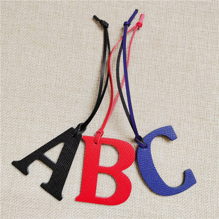 Monogram Keychain Leather - 英語のアルファベットA B C D E F
