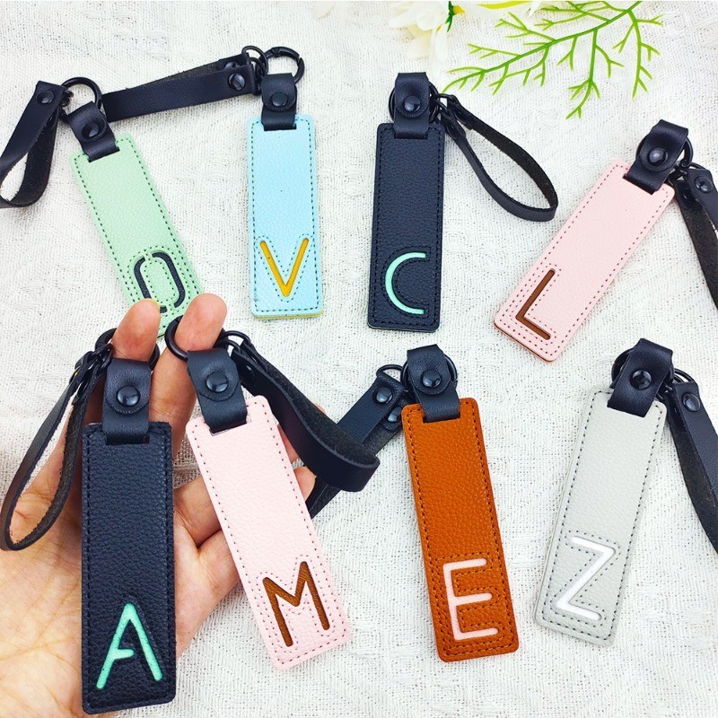 Monogram Keychain Leather - A-zペンダント付きのクラシックなPUレザーキーホルダー,26イニシャル,ショートリストバンド付きチャーム,ユニセックスアクセサリー,バッグ,財布
