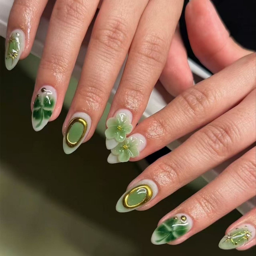 Pressed Flower Art - 24枚入り高級エメラルドグリーンフラワーネイルチップ、メタリックゴールドリング付き3Dレジンブロッサム、透明アーモンド型つけ爪