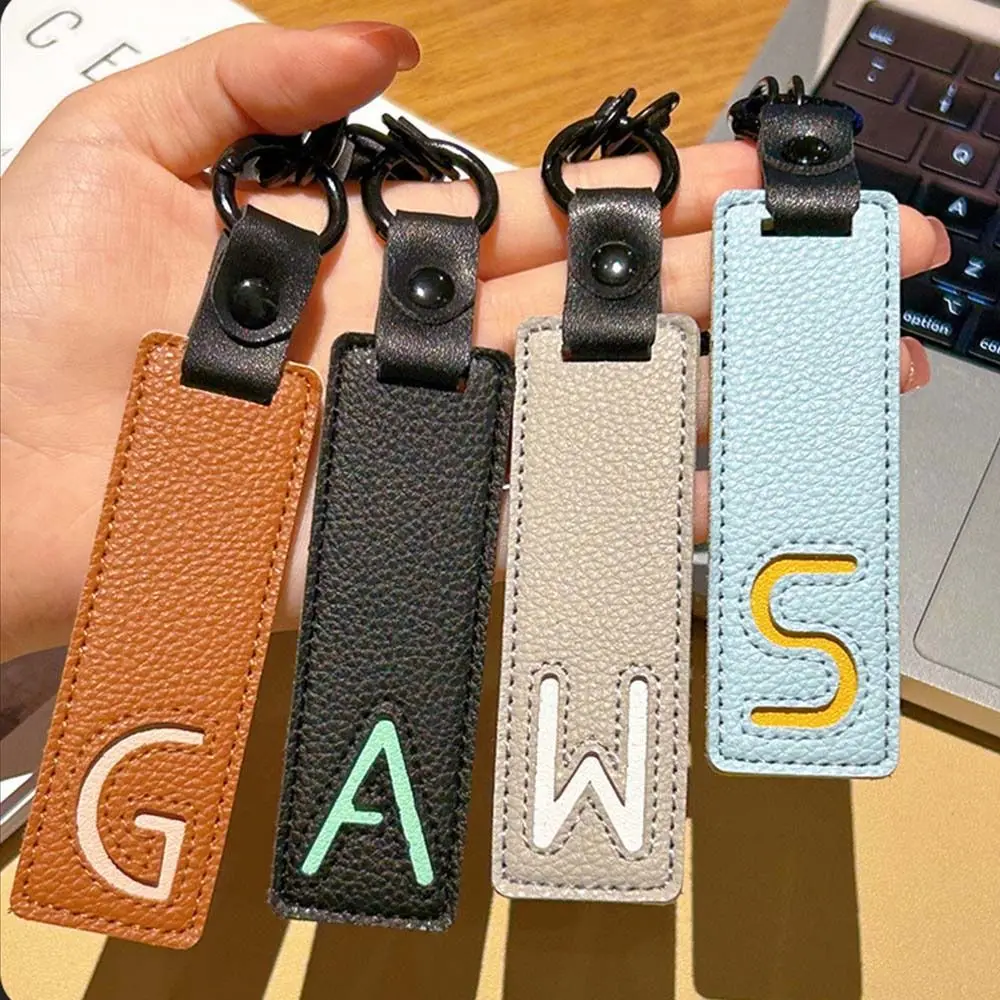 Monogram Keychain Leather - クラシック Pu レザーキーホルダー A-Z 26 イニシャルチャームキーリングショートリストバンド付きユニセックスバックパック財布ハンドバッグペンダントアクセサリー