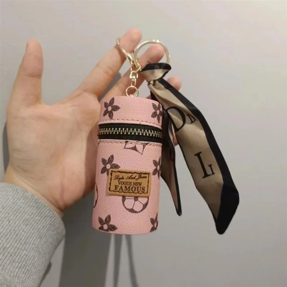 Monogram Keychain Leather - ピンクの花柄モノグラムプリント円筒形ミニリップスティックポーチ、フルシルバーファスナー付きイヤホン・コイン収納バッグ、メタルキーリング＆文字入りシルクスカーフペンダント付きポータブルキーホルダーアクセサリーホルダー