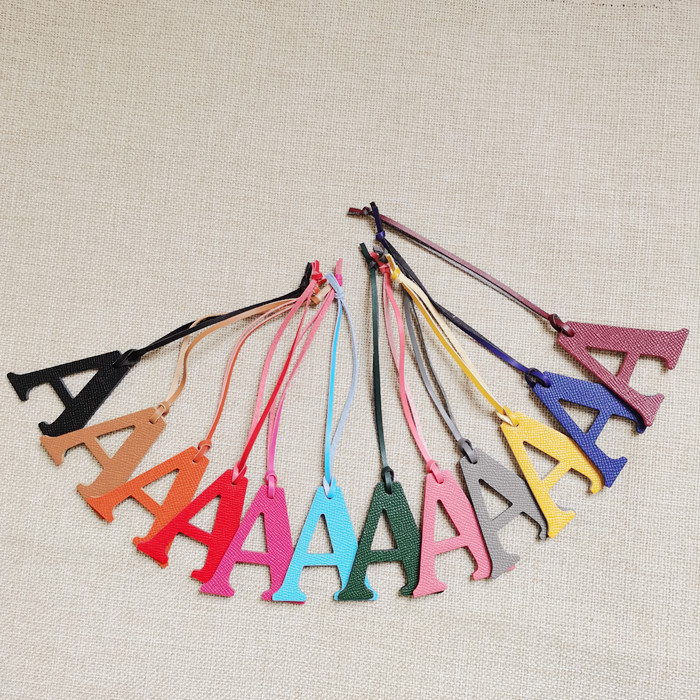 英語のアルファベットA B C D E F Gの牛革PUレザ - Monogram Keychain Leather のレビューと価格