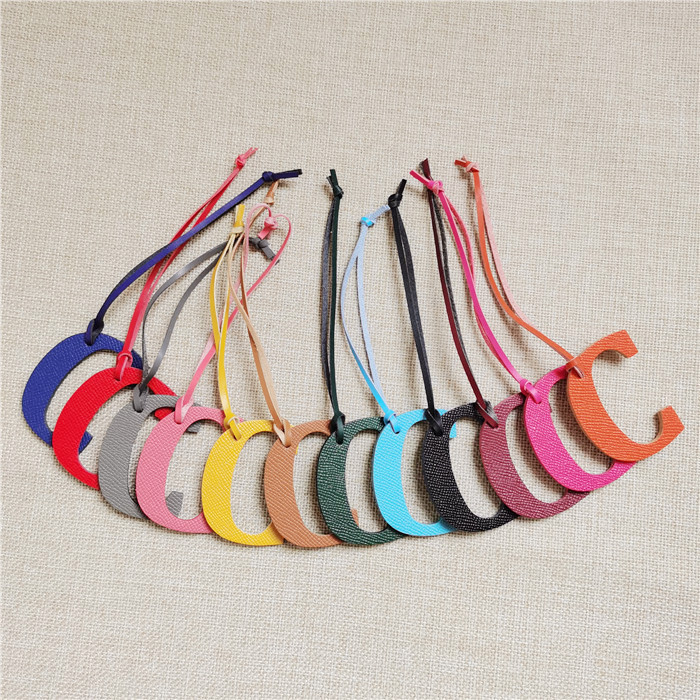 英語のアルファベットA B C D E F Gの牛革PUレザ - Monogram Keychain Leather のレビューと価格