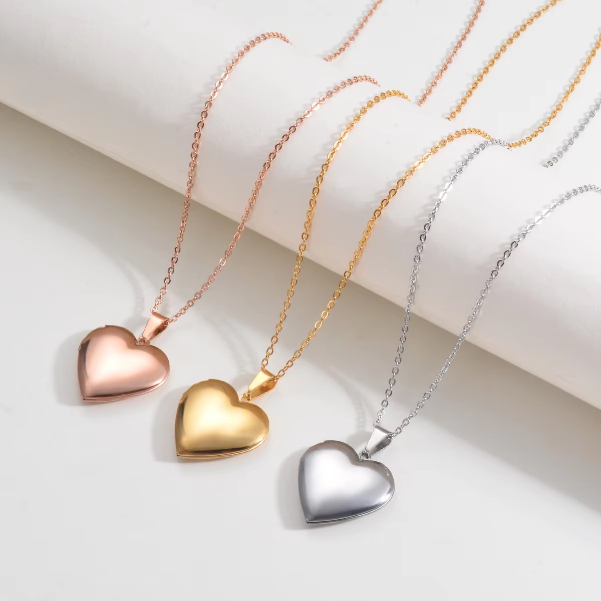 女性のためのパーソナライズされたステンレス鋼のネックレス,名 - Birth Flower Necklace のレビューと価格